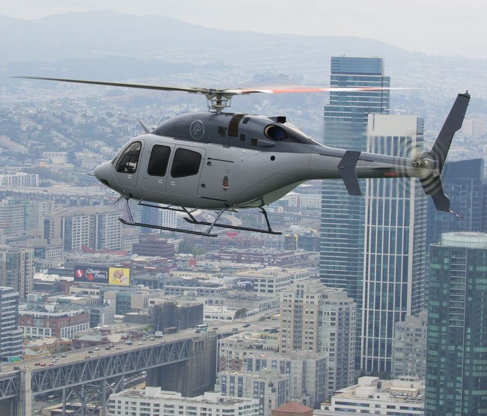 2 hommes s’éloignent du Bell 525