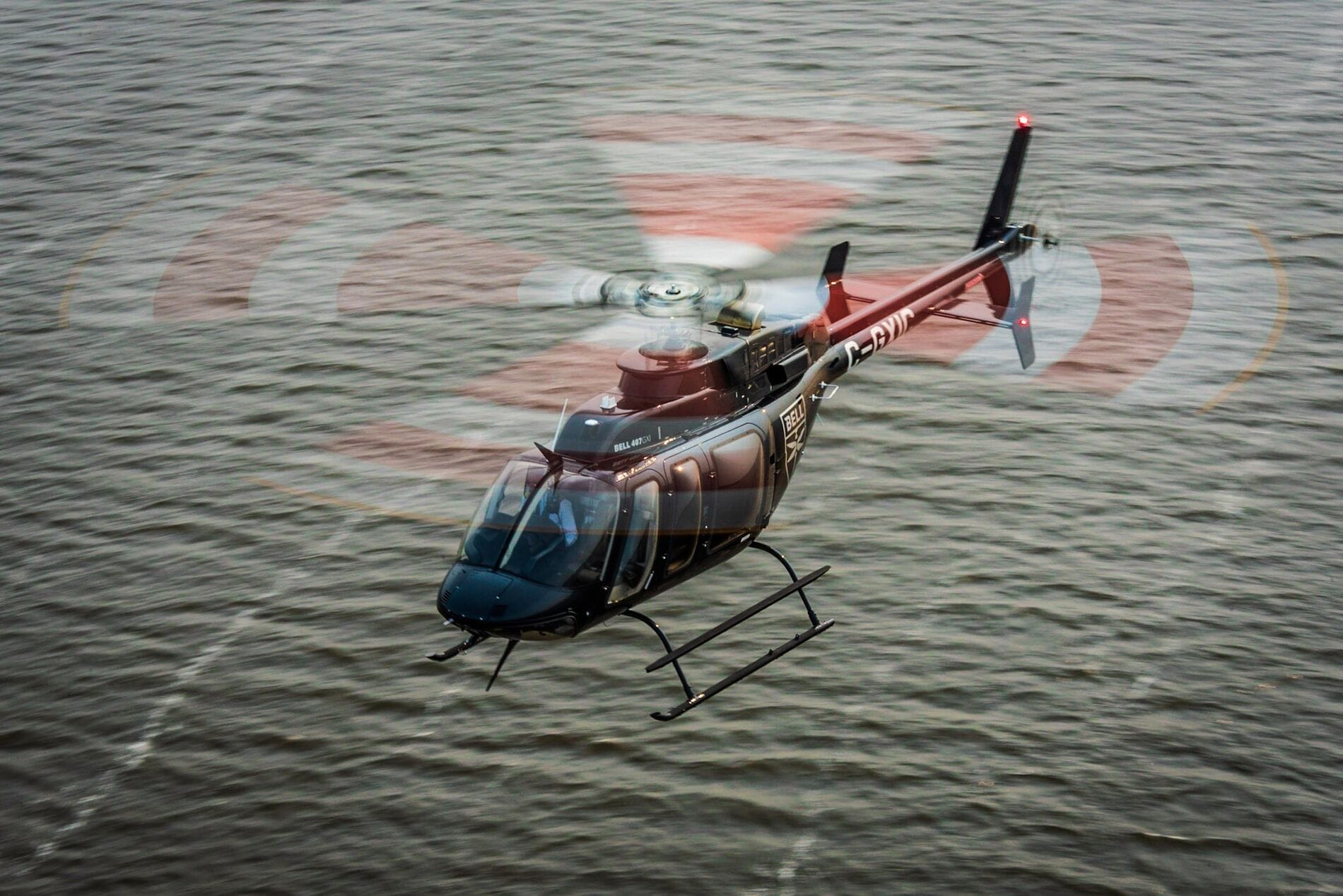 L'hélicoptère Bell 407 au-dessus de l'eau