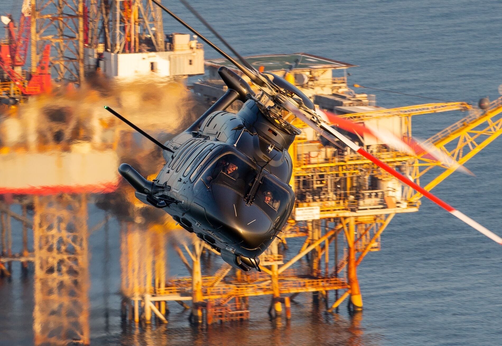 Le Bell 525 survolant la plateforme pétrolière