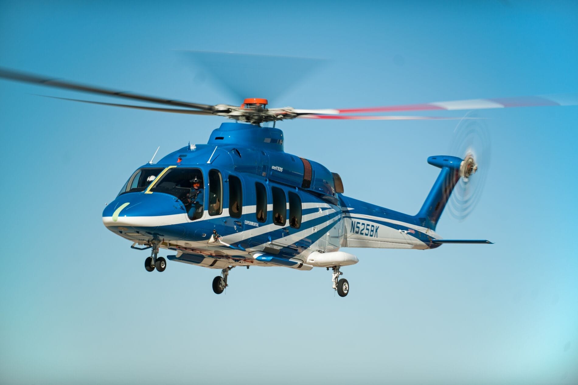 Bell 525 en vol devant un ciel bleu