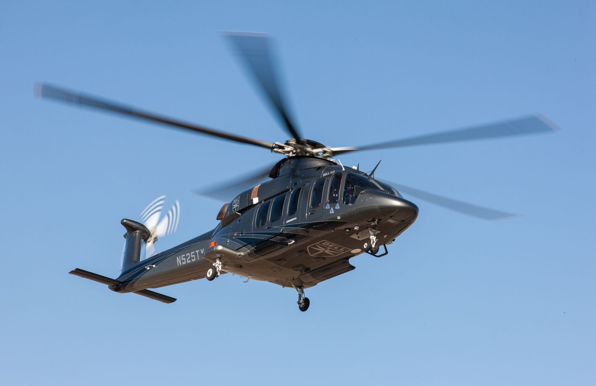 Bell 525 en vol et vue de trois quart avec ciel bleu
