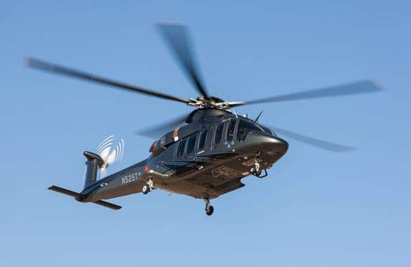 Bell 525 en vol et vue de trois quart avec ciel bleu