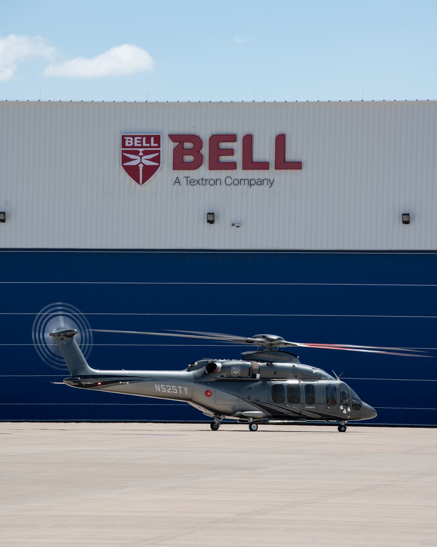 Bell 525 posé devant l'usine Bell