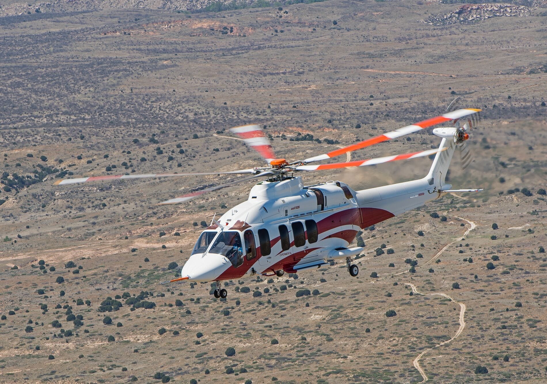 Bell 525 blanc survolant le désert
