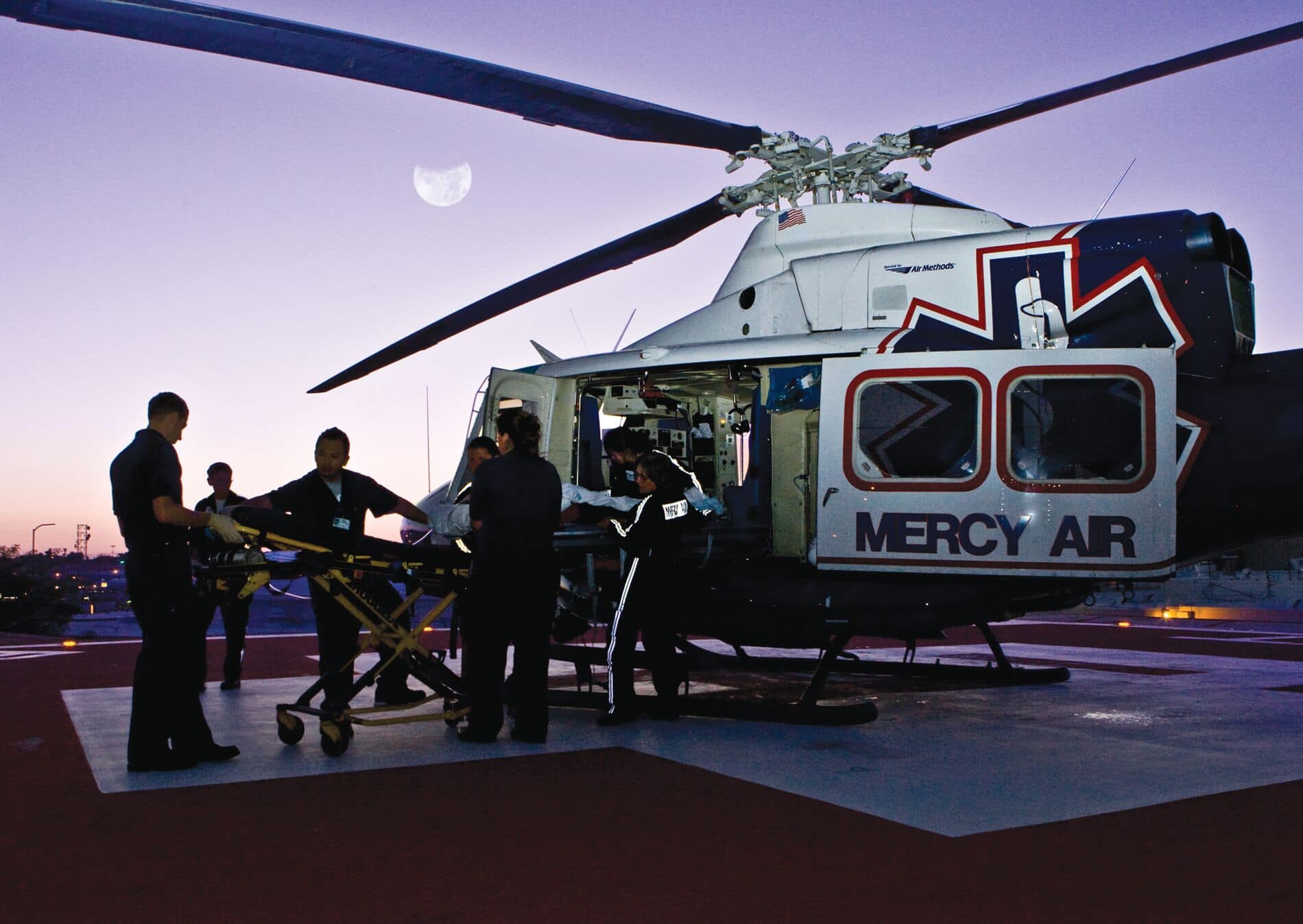 Méthodes aériennes Bell 412 sur le patient chargé au sol