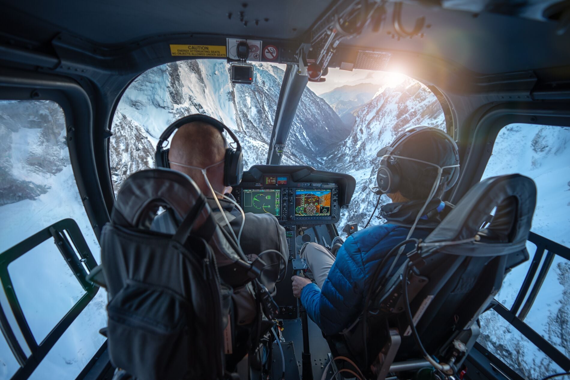 Bell 505 survolant le Népal depuis le cockpit