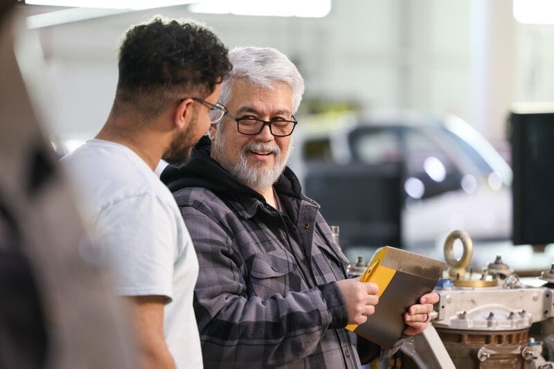 deux hommes travaillant