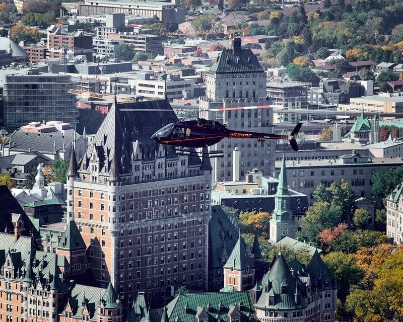 Bell 505 survolant Québec