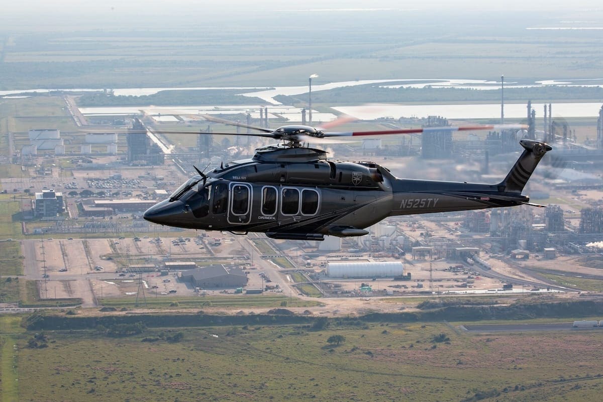 Bell 525 survolant une zone industrielle