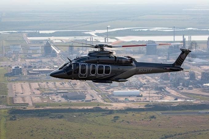 Bell 525 survolant une zone industrielle