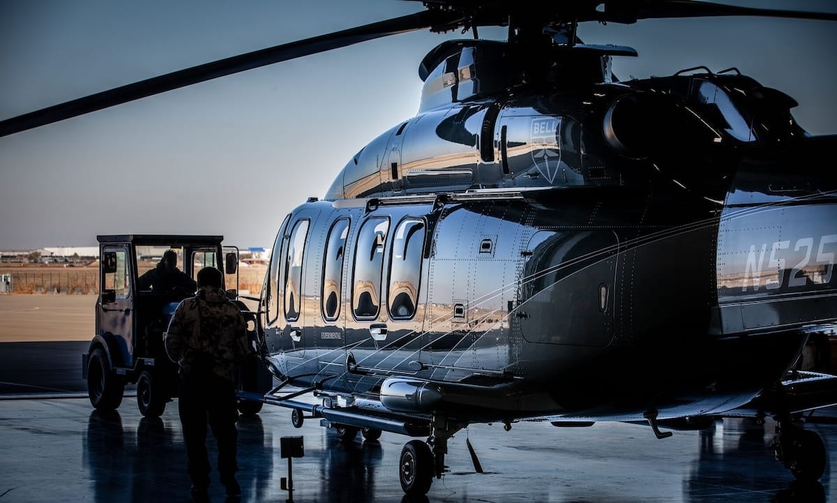 Bell 525 dans un hangar