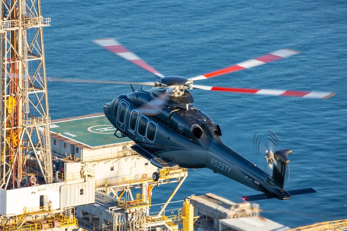 Bell 525 atterrissant sur une plate-forme pétrolière