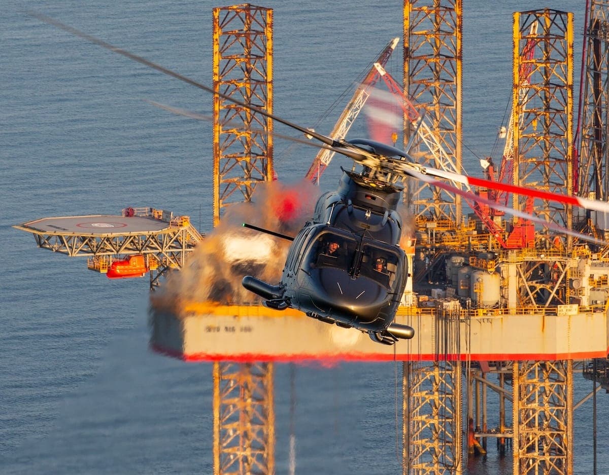 Bell 525 avec une plate-forme pétrolière en arrière-plan