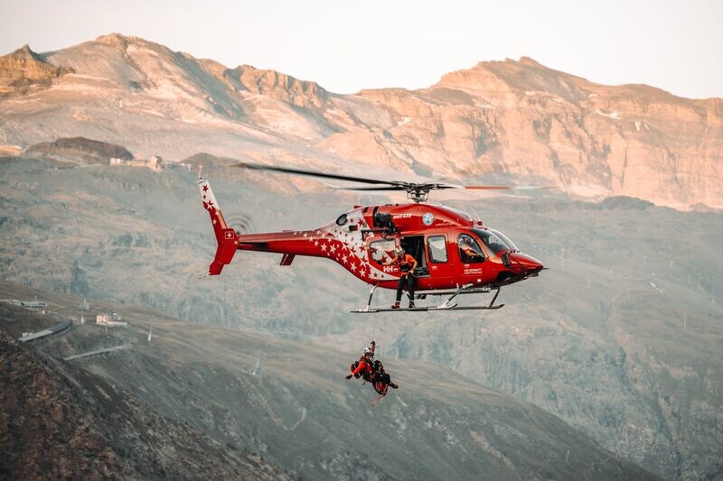 Air Zermantt en vol soulevant un patient