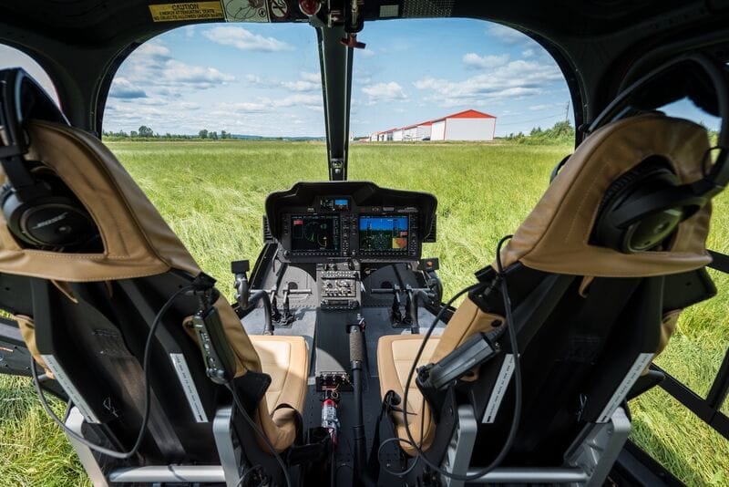 cockpit-bell-505-dans-la-pelouse
